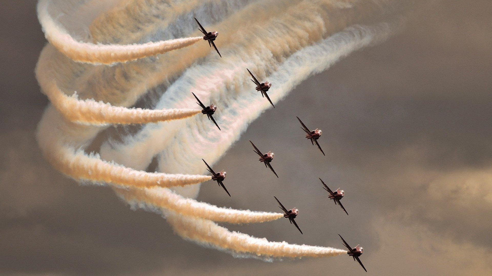 聚光灯下的午夜蓝，福克斯如何在F1揭幕战之夜上演硬仗之王的传奇